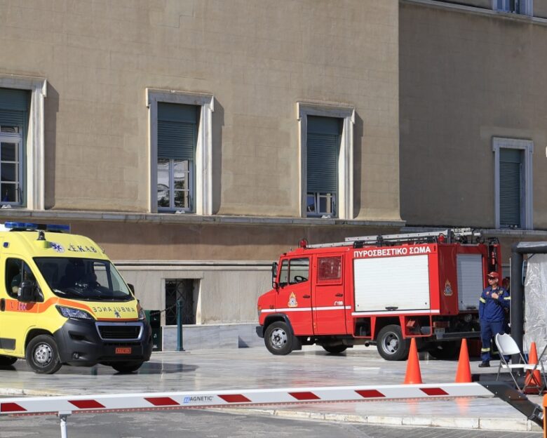 Συναγερμός έξω από τη Βουλή: Βρέθηκε ύποπτος φάκελος