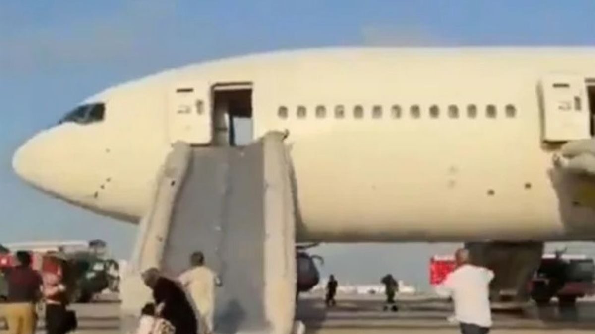 Επιβάτες της Turkish Airlines εκκενώνουν το αεροπλάνο από την τσουλήθρα έκτακτης ανάγκης