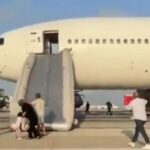Επιβάτες της Turkish Airlines εκκενώνουν το αεροπλάνο από την τσουλήθρα έκτακτης ανάγκης