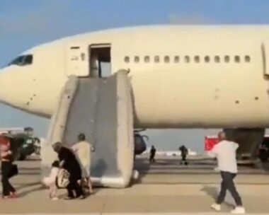 Επιβάτες της Turkish Airlines εκκενώνουν το αεροπλάνο από την τσουλήθρα έκτακτης ανάγκης