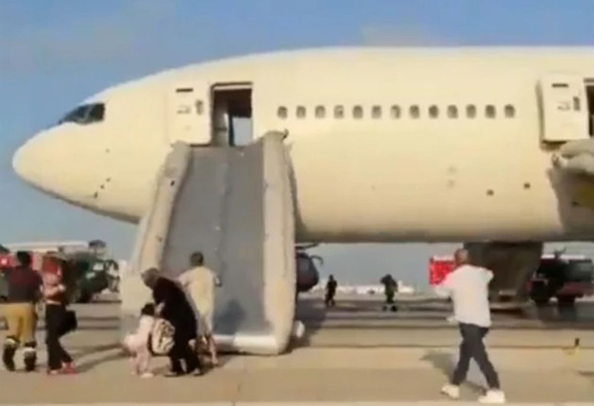 Επιβάτες της Turkish Airlines εκκενώνουν το αεροπλάνο από την τσουλήθρα έκτακτης ανάγκης