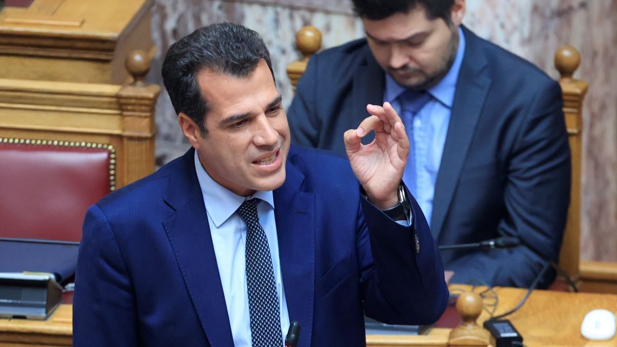 Ο υπουργός Μετανάστευσης και Ασύλου Θάνος Πλεύρης στη Βουλή