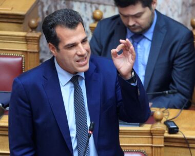 Ο υπουργός Μετανάστευσης και Ασύλου Θάνος Πλεύρης στη Βουλή