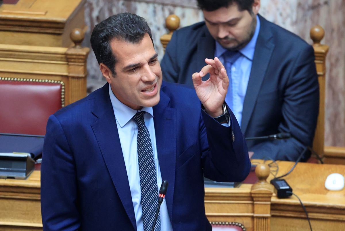 Ο υπουργός Μετανάστευσης και Ασύλου Θάνος Πλεύρης στη Βουλή