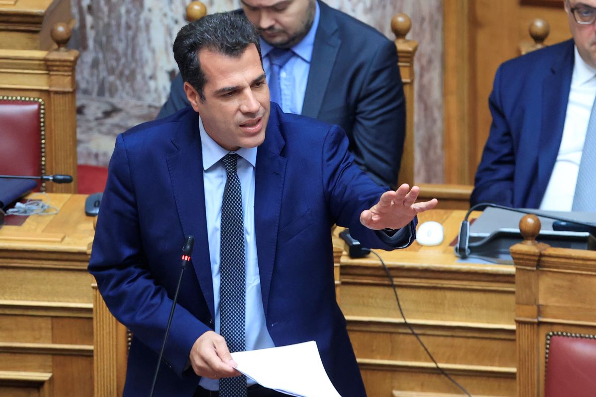 Ο Θάνος Πλεύρης στη Βουλή