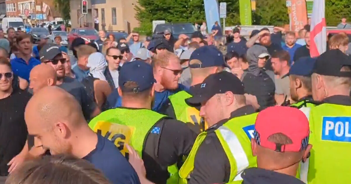 Britain: Episodes outside of Refugees – injured 8 police officers in clashes with protesters