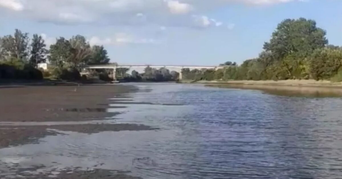 Incredible Video from Evros: Resident of the area walks in the river that has been deprived