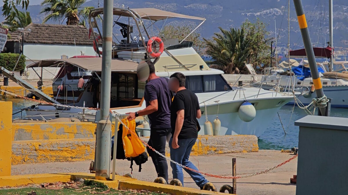 Οι χειριστές του ελικοπτέρου που προσθαλασσώθηκε στην Ελευσίνα
