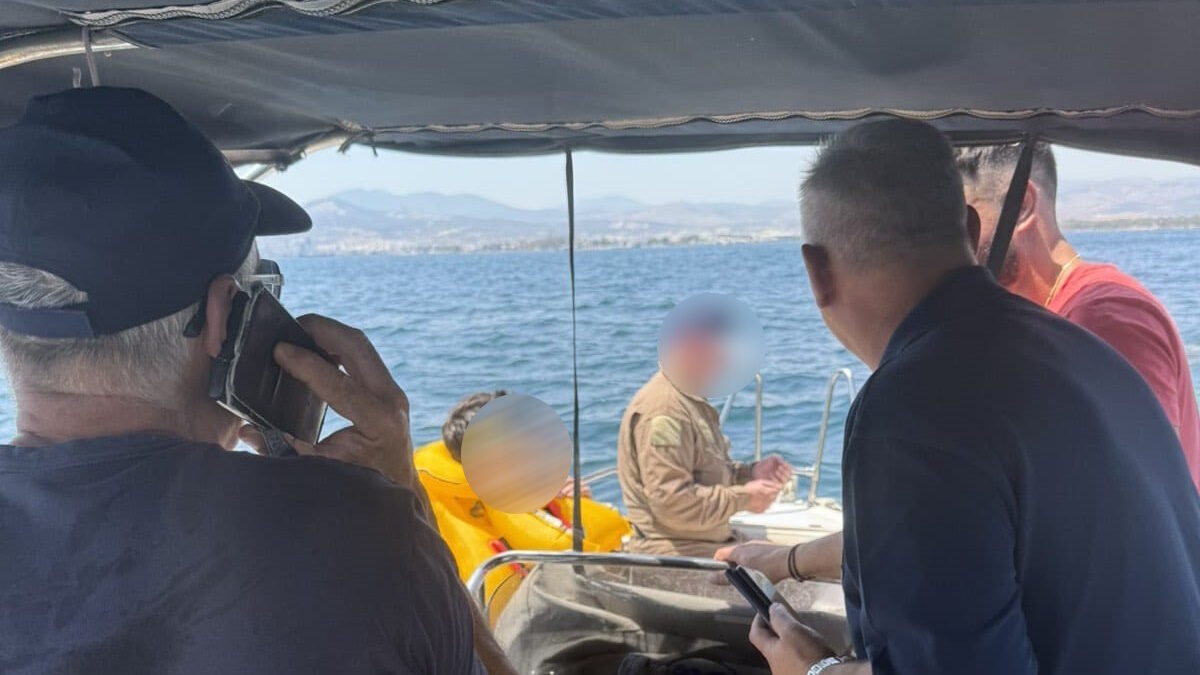 Οι χειριστές του ελικοπτέρου που προσθαλασσώθηκε στην Ελευσίνα