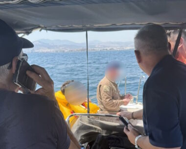 Οι χειριστές του ελικοπτέρου που προσθαλασσώθηκε στην Ελευσίνα