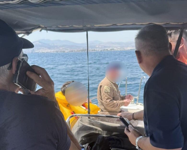 Πτώση ελικοπτέρου στην Ελευσίνα: «Ακούσαμε ”μπαπ” και το βλέπουμε στη θάλασσα», λέει ο άνθρωπος που έβγαλε τους χειριστές στη στεριά