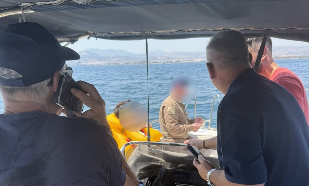 Οι χειριστές του ελικοπτέρου που προσθαλασσώθηκε στην Ελευσίνα