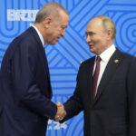 Ο Ρώσος πρόεδρος Βλαντίμιρ Πούτιν (δεξιά) σε συνάντηση με τον Τούρκο πρόεδρο Ρετζέπ Ταγίπ Ερντογάν