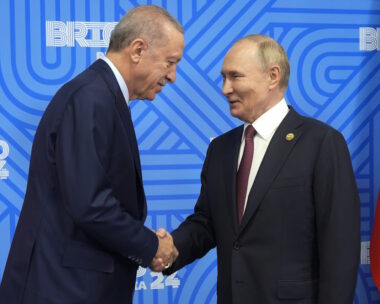 Ο Ρώσος πρόεδρος Βλαντίμιρ Πούτιν (δεξιά) σε συνάντηση με τον Τούρκο πρόεδρο Ρετζέπ Ταγίπ Ερντογάν