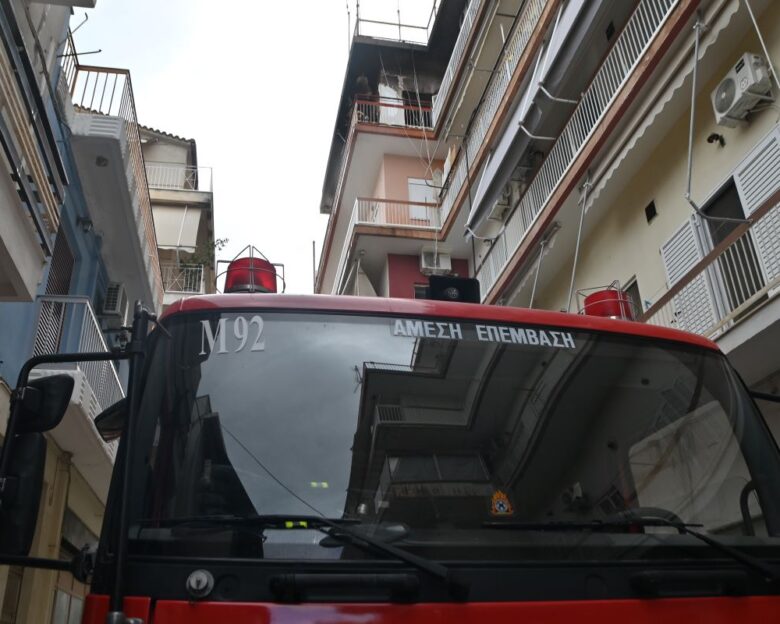 Φωτιά σε διαμέρισμα στο κέντρο της Αθήνας – Εκκενώθηκε η πολυκατοικία