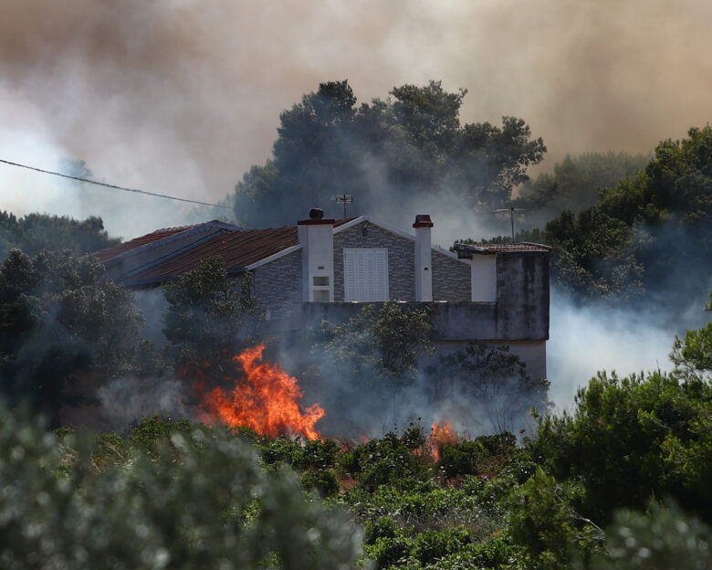 Φωτιά στη Ραφήνα – Μήνυμα του 112 – Κλειστή η Μαραθώνος