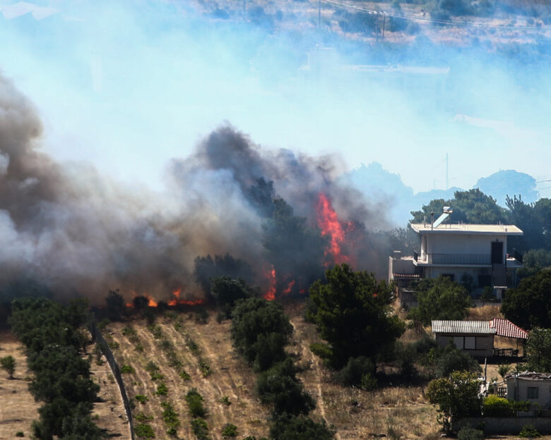 Φωτιά στη Ραφήνα – Μήνυμα του 112 – Κλειστή η Μαραθώνος