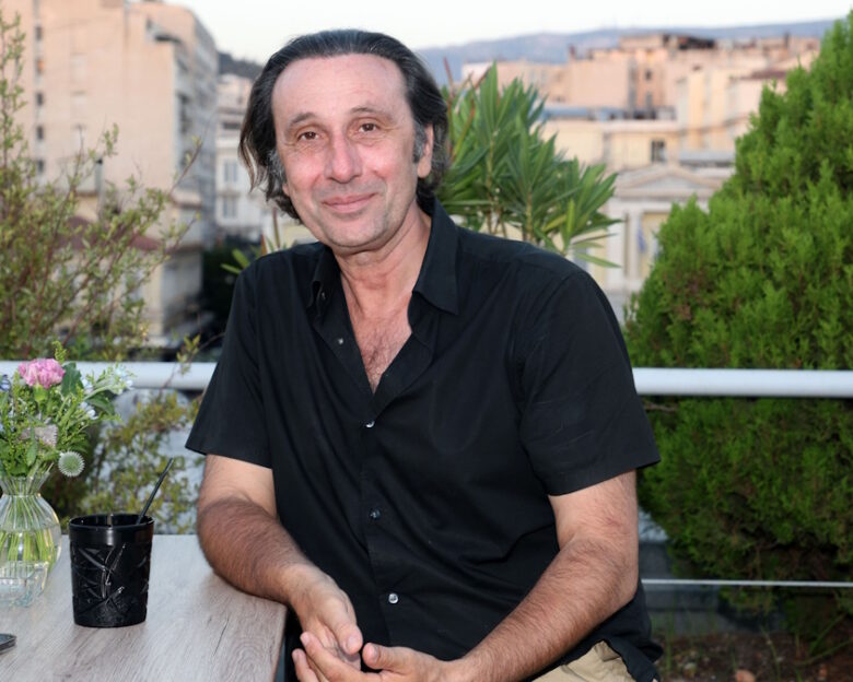 Ρένος Χαραλαμπίδης: «Θα ήθελα να ευχαριστήσω όλους αυτούς τους άντρες που με σώσανε, παίρνοντάς μου τις γυναίκες»