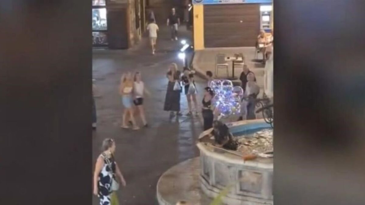 Η στιγμή που ο νεαρός σπρώχνει τον άνδρα στο συντριβάνι