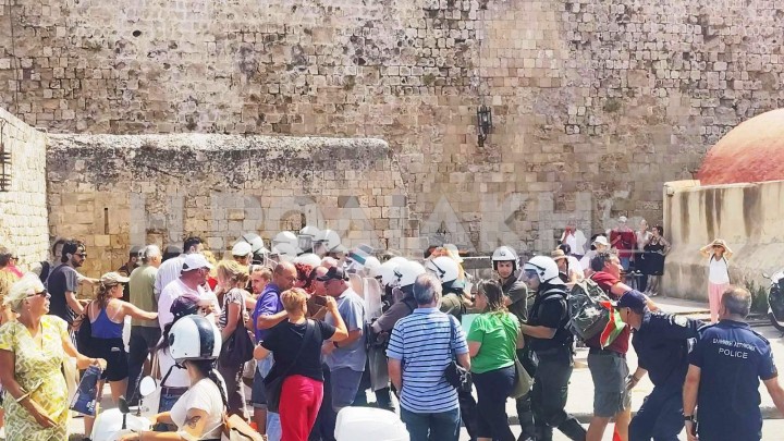 Διαμαρτυρία για την άφιξη κρουαζιερόπλοιου με Ισραηλινούς τουρίστες στη Ρόδο