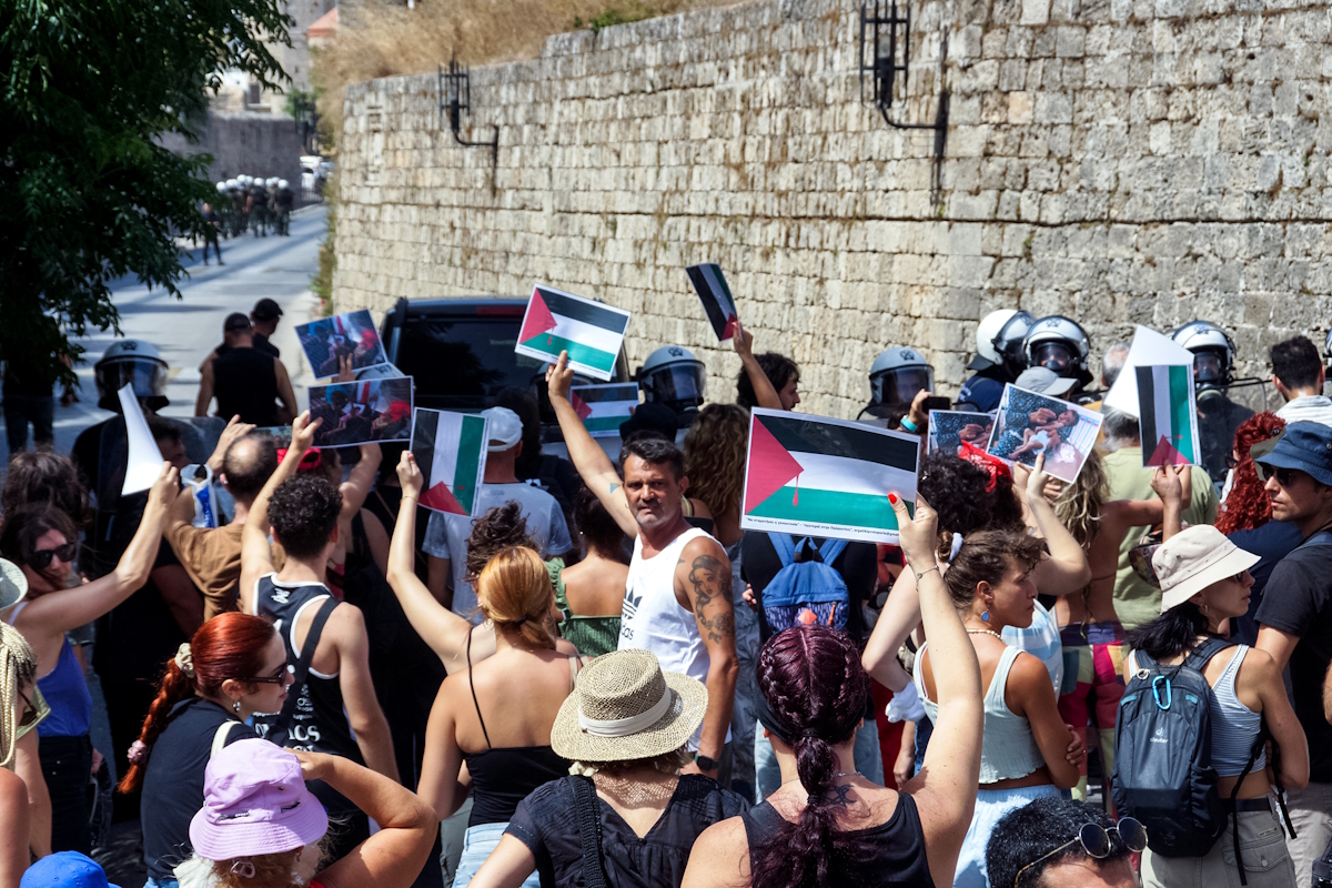 Συγκέντρωση διαμαρτυρίας στο Παλιό Εμπορικό Λιμάνι - Τελωνείο της Ρόδου την ώρα της προγραμματισμένης άφιξης του κρουαζιερόπλοιου «Iris Crown» που μετέφερε Ισραηλινούς τουρίστες