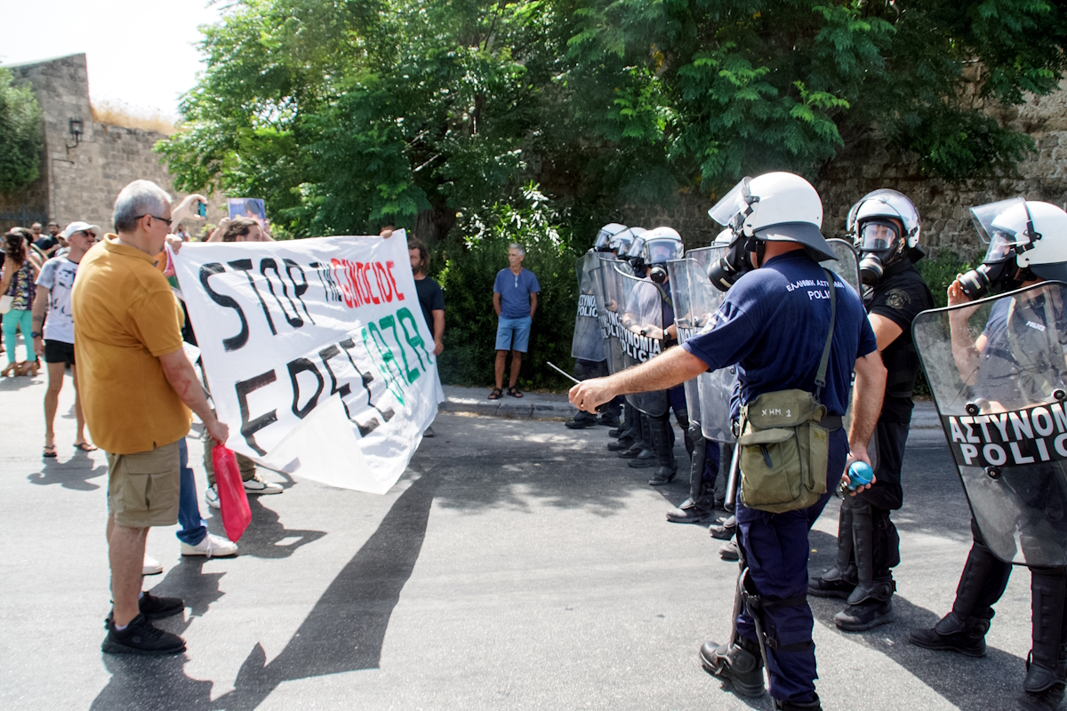 Συγκέντρωση διαμαρτυρίας στο Παλιό Εμπορικό Λιμάνι - Τελωνείο της Ρόδου την ώρα της προγραμματισμένης άφιξης του κρουαζιερόπλοιου «Iris Crown» που μετέφερε Ισραηλινούς τουρίστες