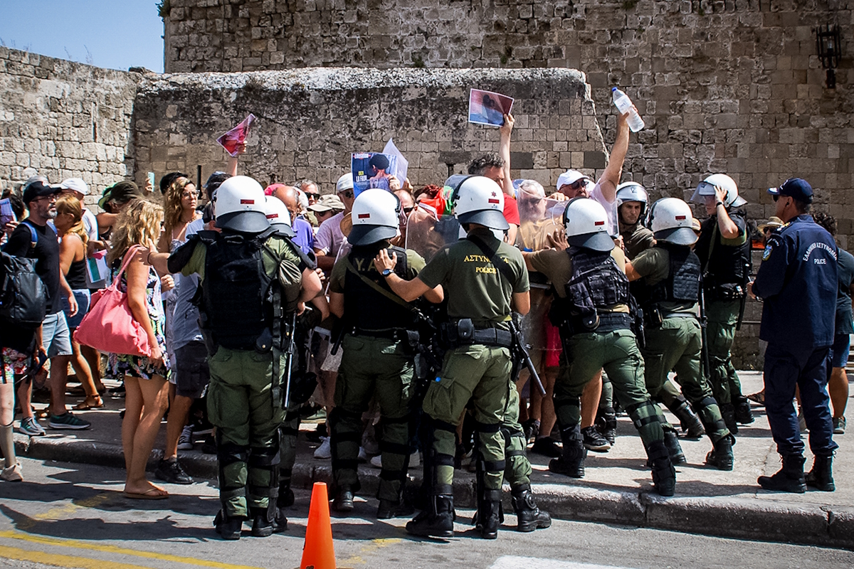Συγκέντρωση διαμαρτυρίας στο Παλιό Εμπορικό Λιμάνι - Τελωνείο της Ρόδου την ώρα της προγραμματισμένης άφιξης του κρουαζιερόπλοιου «Iris Crown» που μετέφερε Ισραηλινούς τουρίστες