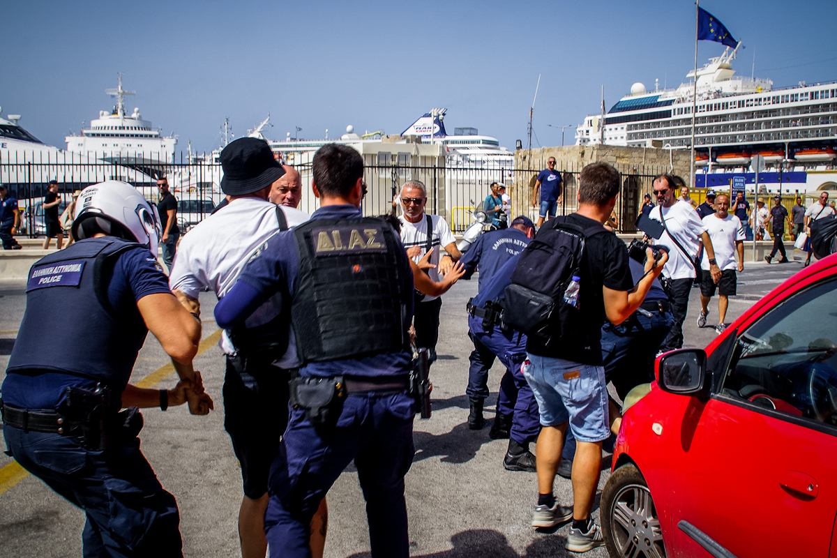 Συγκέντρωση διαμαρτυρίας στο Παλιό Εμπορικό Λιμάνι - Τελωνείο της Ρόδου την ώρα της προγραμματισμένης άφιξης του κρουαζιερόπλοιου «Iris Crown» που μετέφερε Ισραηλινούς τουρίστες