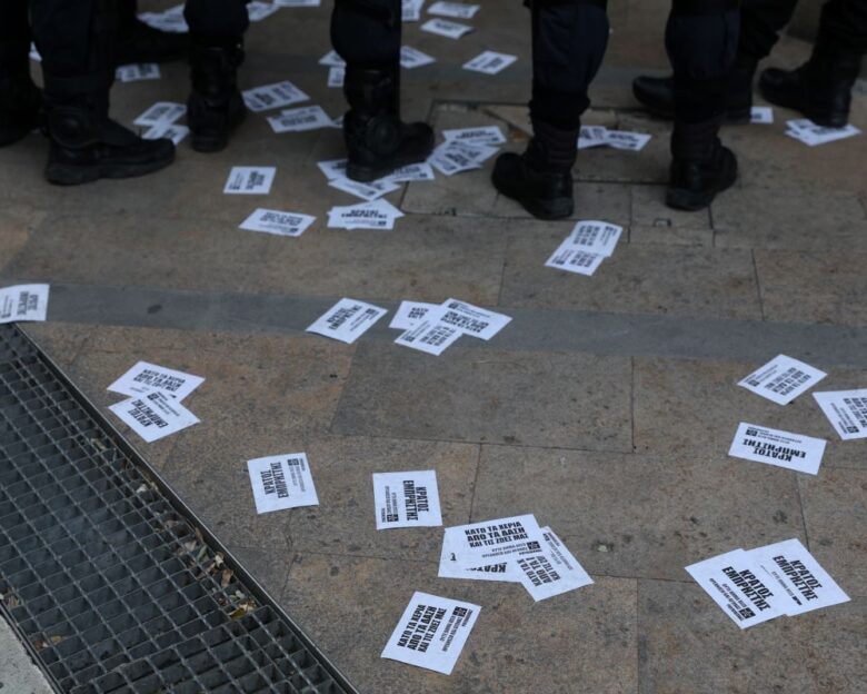 Ανακοίνωση της ΕΛ.ΑΣ. για προσαγωγή μέλους του Ρουβίκωνα μετά από δράση υπέρ της Παλαιστίνης στο κέντρο της Αθήνας