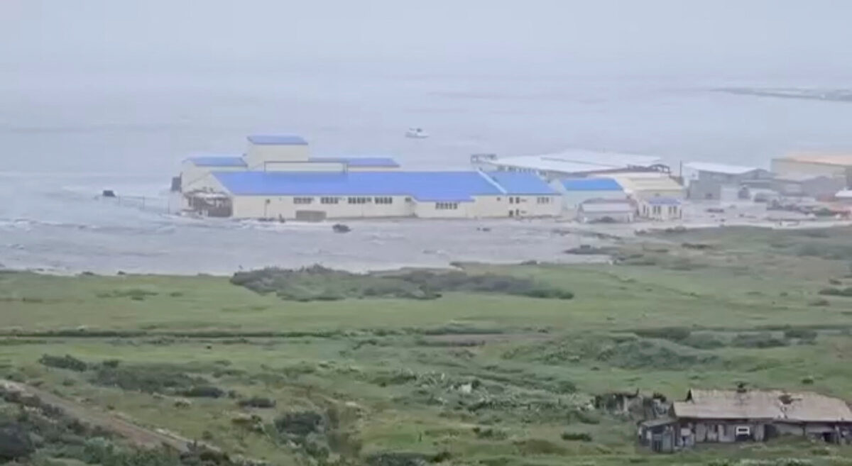 Ένα ισχυρό κύμα χτυπάει ένα κτίριο μετά από έναν ισχυρό σεισμό που σημειώθηκε στη χερσόνησο Καμτσάτκα στην Ρωσία