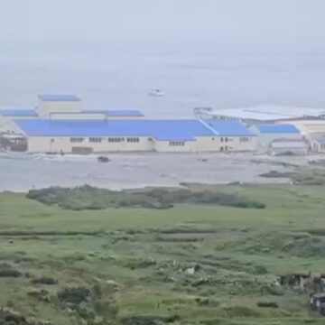 Ένα ισχυρό κύμα χτυπάει ένα κτίριο μετά από έναν ισχυρό σεισμό που σημειώθηκε στη χερσόνησο Καμτσάτκα στην Ρωσία
