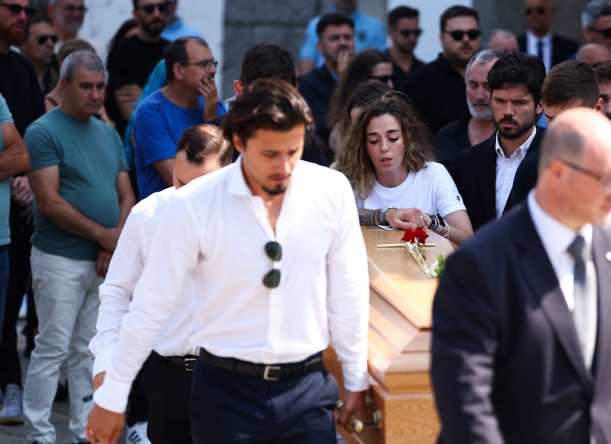 Η Ρούτε Καρντόσο κράτησε το φέρετρο του αδικοχαμένου συζύγου της (ΦΩΤΟ REUTERS