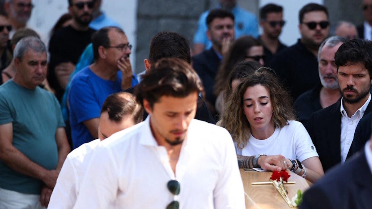 Η Ρούτε Καρντόσο κράτησε το φέρετρο του αδικοχαμένου συζύγου της (ΦΩΤΟ REUTERS