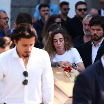 Η Ρούτε Καρντόσο κράτησε το φέρετρο του αδικοχαμένου συζύγου της (ΦΩΤΟ REUTERS