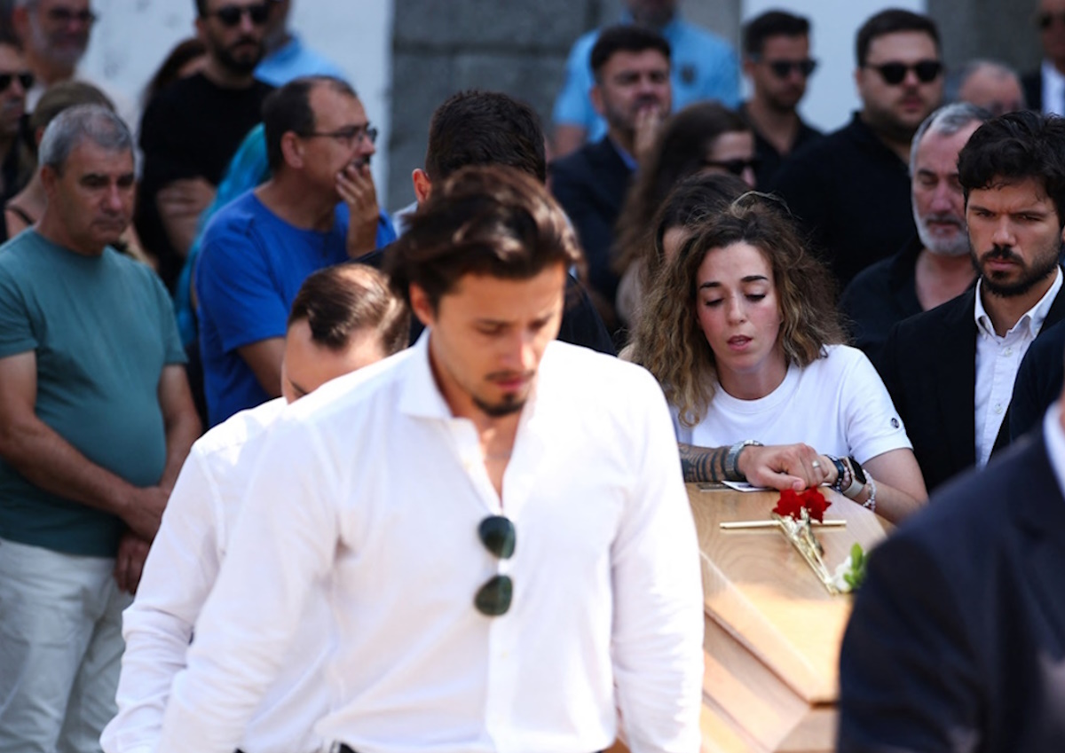 Η Ρούτε Καρντόσο κράτησε το φέρετρο του αδικοχαμένου συζύγου της (ΦΩΤΟ REUTERS