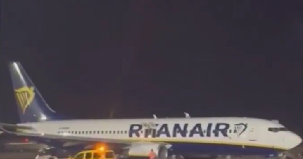 Scenes of Chaos on Ryanair Flight in Spain: Passengers jumped in void and injured after the wrong alarm for fire