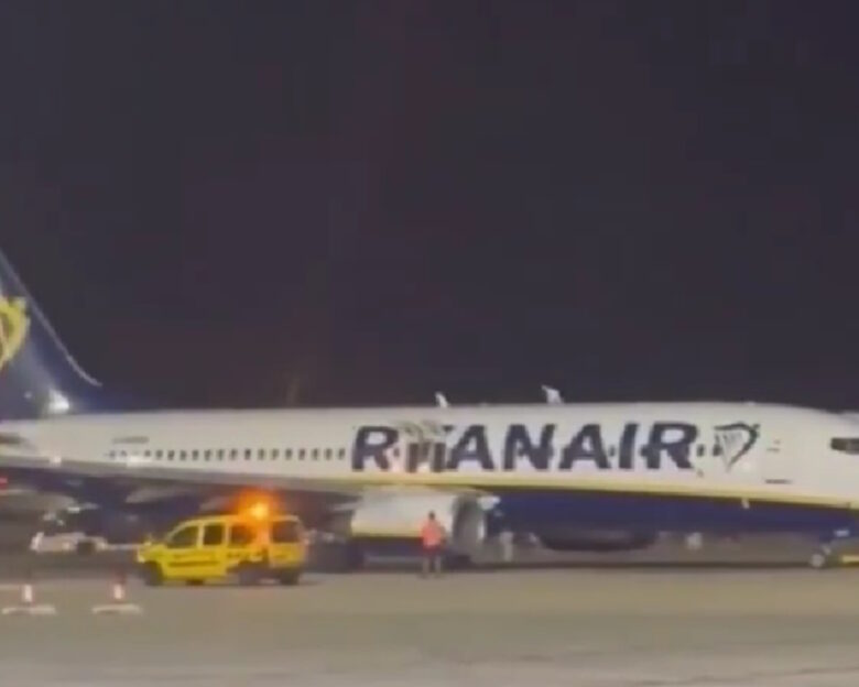Σκηνές χάους σε πτήση της Ryanair στην Ισπανία: Επιβάτες πήδηξαν στο κενό και τραυματίστηκαν έπειτα από λάθος συναγερμό για φωτιά