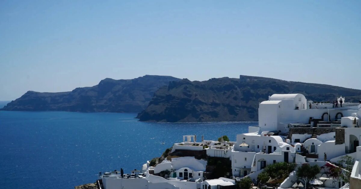 Where are the largest summer houses in the Cyclades