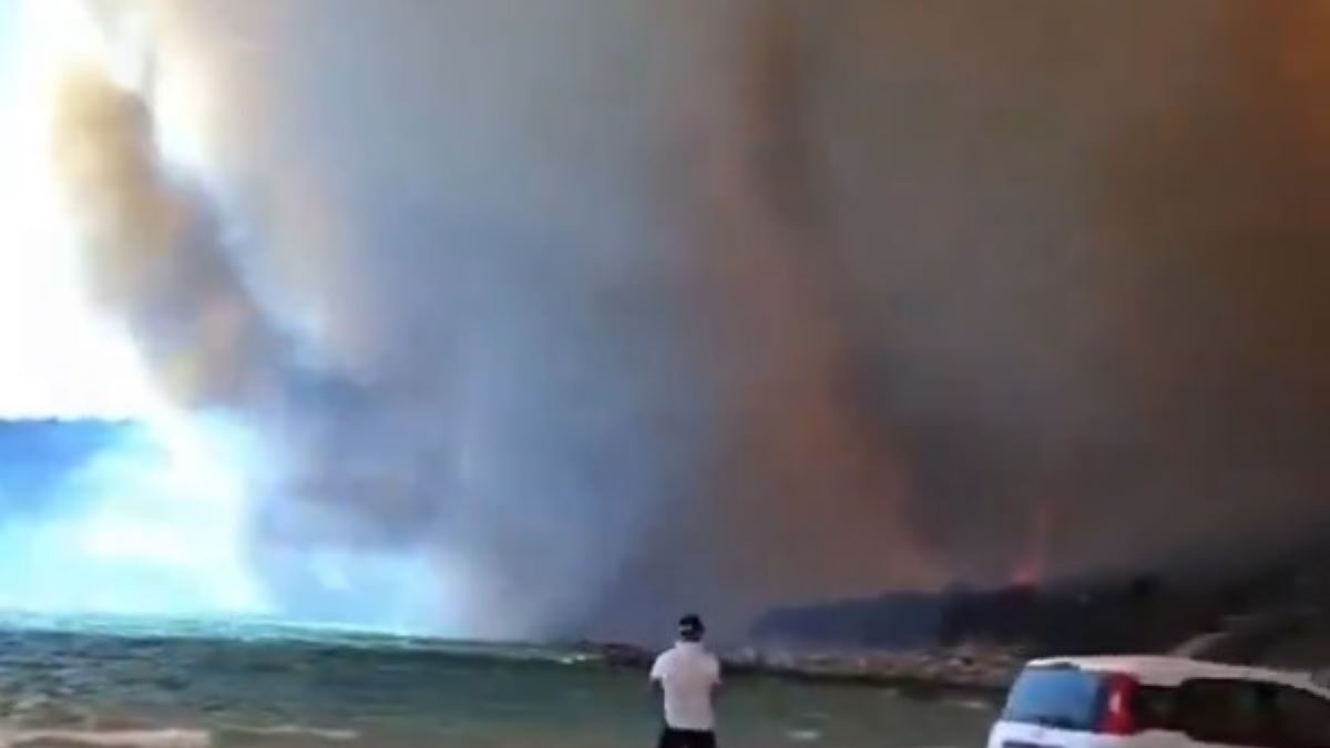 Τεράστιες φλόγες κατακαίνε τη Σαρδηνία