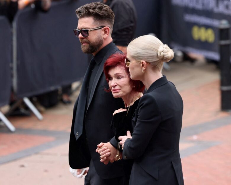 Ozzy Osbourne: Το Μπέρμιγχαμ αποχαιρετά τον «Πρίγκιπα του Σκότους» – Live η κηδεία, χιλιάδες fans στην πομπή