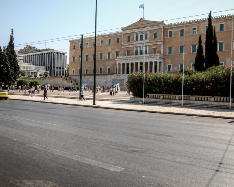Διακοπές και καύσωνας ερήμωσαν την Αθήνα – «Αυγουστιάτικη» η εικόνα της πρωτεύουσας