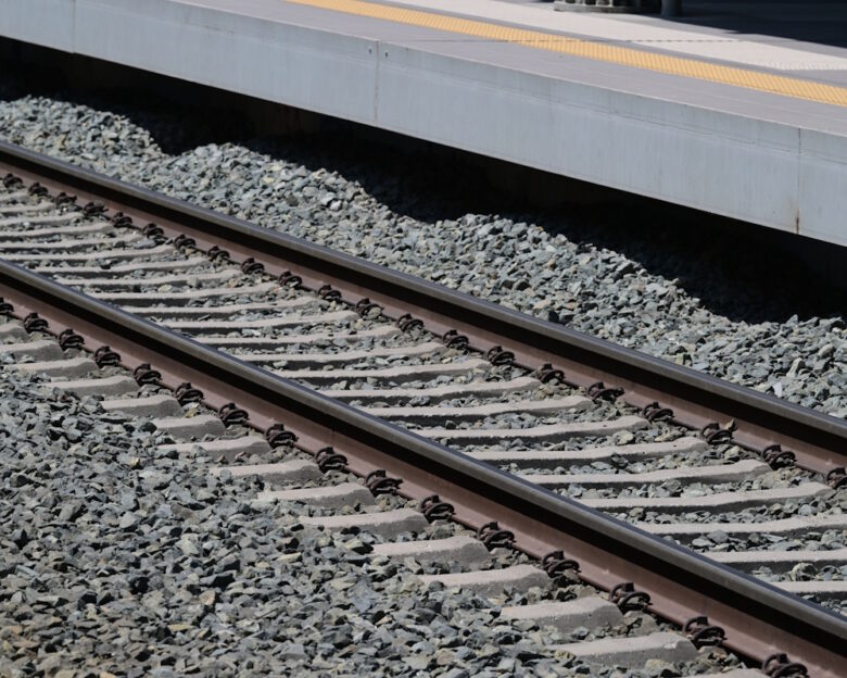 Φωτιά στην Κατερίνη, κοντά σε σιδηροδρομικές ράγες: Διακόπηκε η κυκλοφορία των τρένων – Η ανακοίνωση της Hellenic Train
