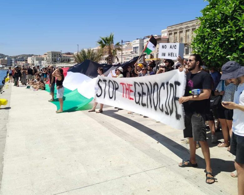 Σύρος: «Μπλόκο» σε κρουαζιερόπλοιο που μετέφερε Ισραηλινούς – Διαμαρτυρία στο λιμάνι με παλαιστινιακές σημαίες