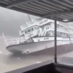 Η στιγμή της βύθισης του τουριστικού σκάφους