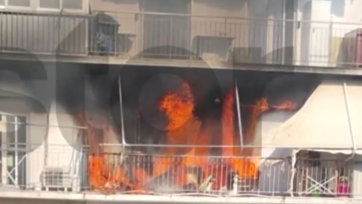 Η στιγμή που η φλόγες τυλίγουν το μπαλκόνι του διαμερισματος του Πέτρου Φιλιππίδη