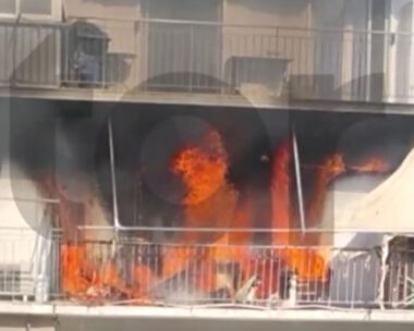 Η στιγμή που η φλόγες τυλίγουν το μπαλκόνι του διαμερισματος του Πέτρου Φιλιππίδη