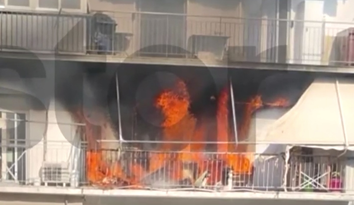 Η στιγμή που η φλόγες τυλίγουν το μπαλκόνι του διαμερισματος του Πέτρου Φιλιππίδη