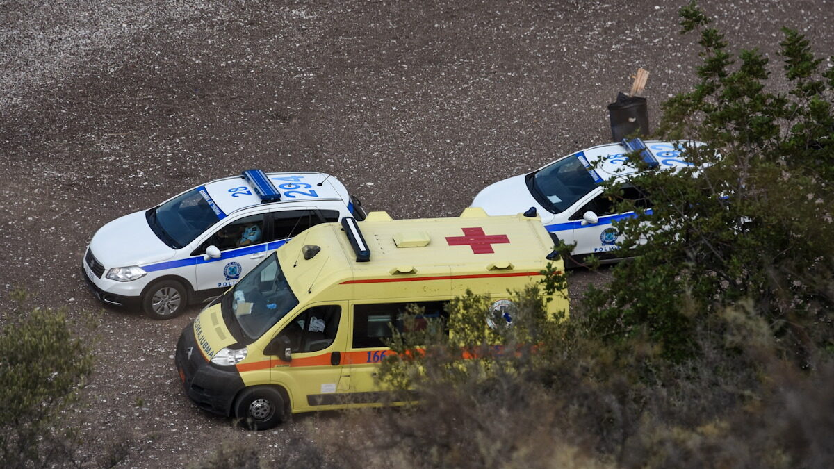 Ασθενοφόρο και περιπολικό σε παραλία /