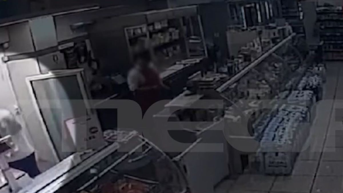 34χρονος σε σούπερ μάρκετ στην Κυψέλη έβγαλε μαχαίρια και αυτοτραυματίστηκε