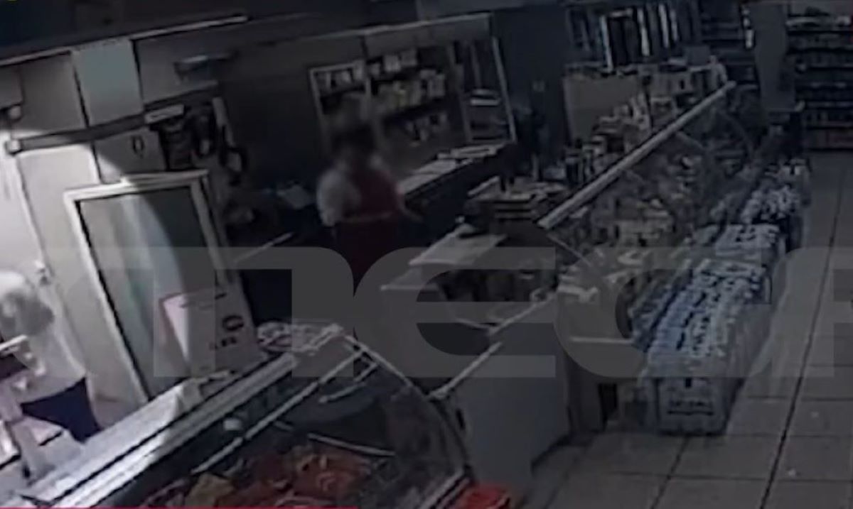 34χρονος σε σούπερ μάρκετ στην Κυψέλη έβγαλε μαχαίρια και αυτοτραυματίστηκε